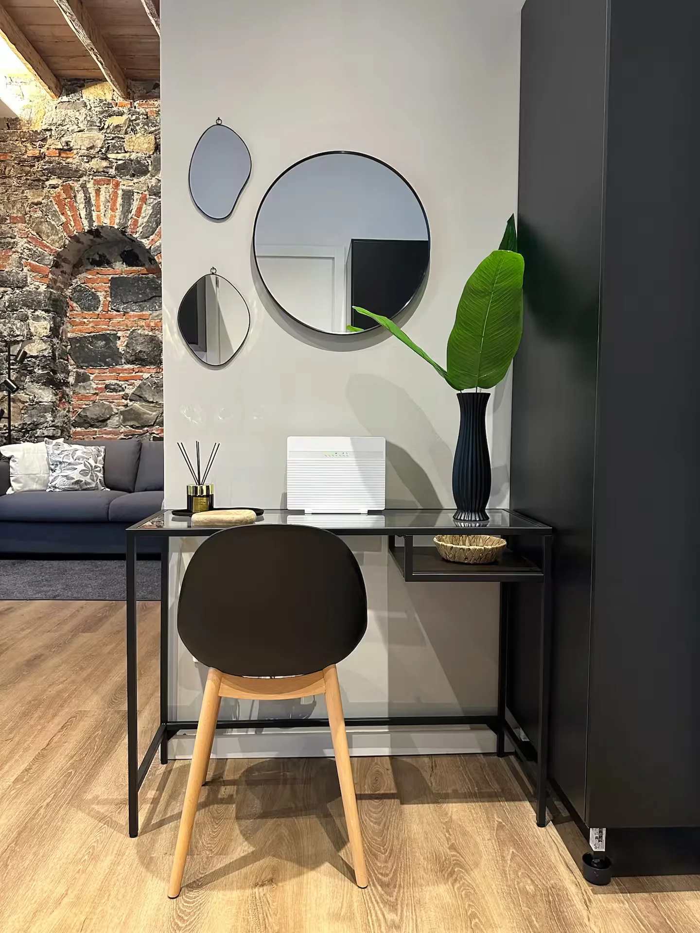 Urban Chic Apartment Black, Como